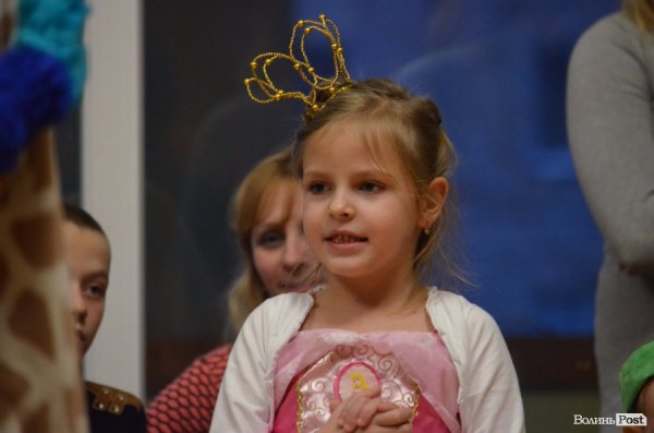  Ялинка, цукерки та мультяшні лемури: луцьким дітям влаштували новорічне свято