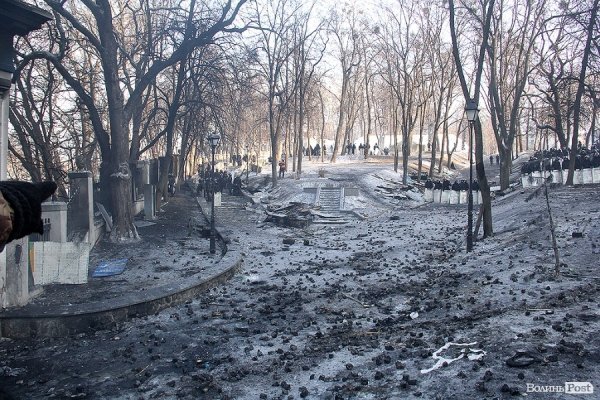 майданівець показує на командирів, які п'ють чай