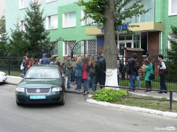 Парочці, яка знущалася у Луцьку над котом, може «світити» 2 роки. ФОТО. ВІДЕО