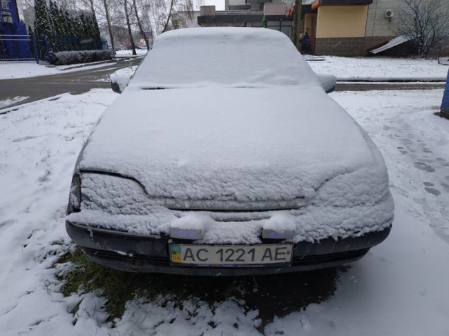У Луцьку автохам регулярно паркується на газоні. ФОТО