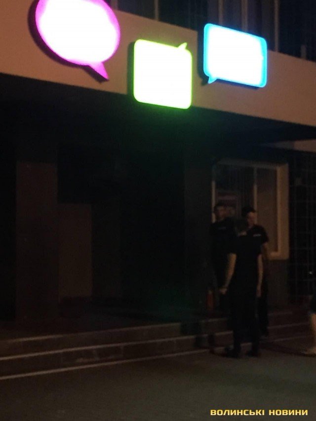 Загасили вогонь перед офісом «Укртелекому» в Луцьку