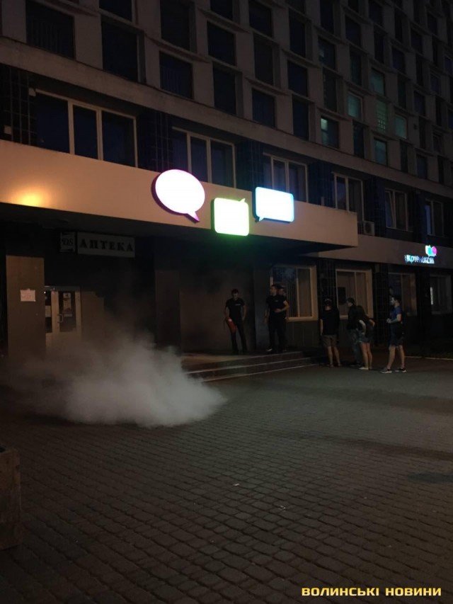 Загасили вогонь перед офісом «Укртелекому» в Луцьку