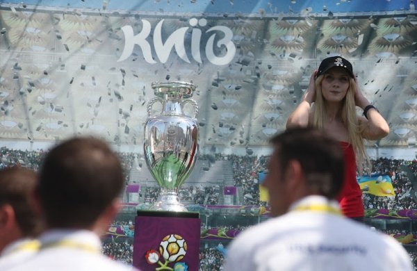 Гола дівка напала в Києві на кубок УЄФА .ФОТО. ВІДЕО