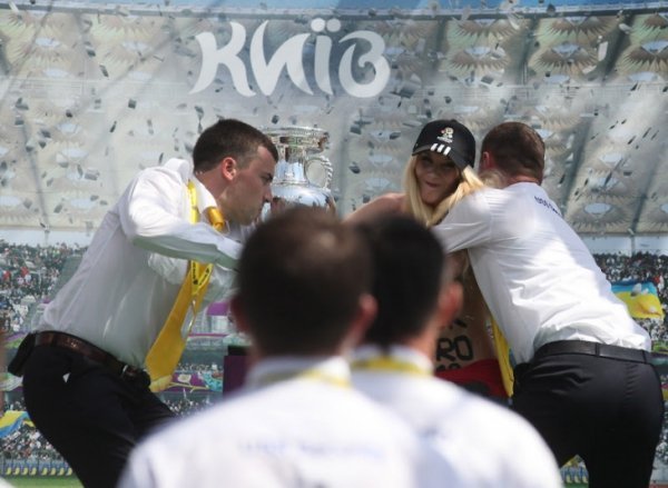 Гола дівка напала в Києві на кубок УЄФА .ФОТО. ВІДЕО