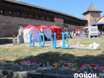 Фотозони і білосніжні сукні: у замку Любарта - весільний фестиваль