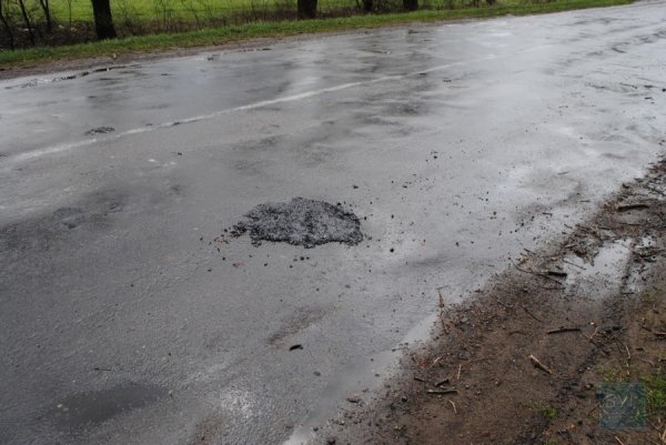 «Інспектор Ляля» допомогла: полатали ями на трасі Нововолинськ – Володимир-Волинський. ФОТО