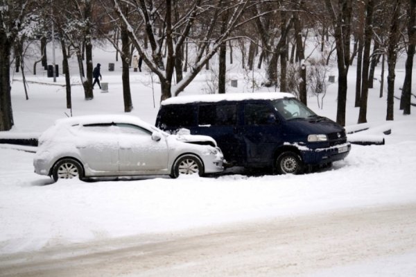 Масова аварія в Росії: вулиця стала звалищем битих машин. ФОТО. ВІДЕО