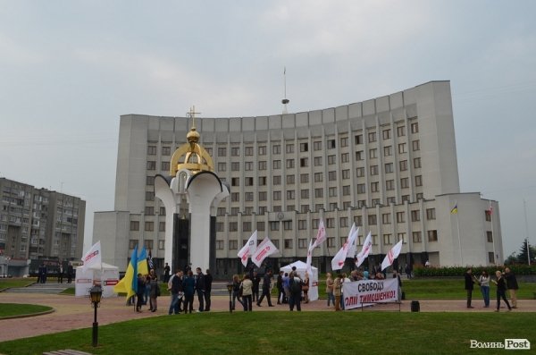 Янукович в Луцьку: опозиція мітингує. ФОТО