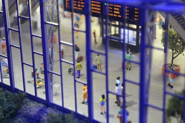 У будівлі аеропорту зустрічають, проводжають, чекають літаків. Все як у справжньому житті