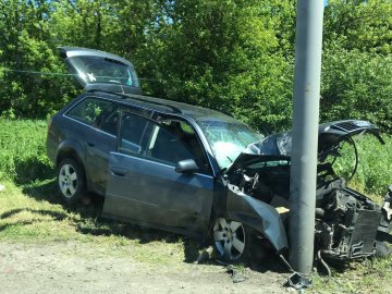 Поблизу Луцька – аварія: Audi влетів у стовп. ФОТО