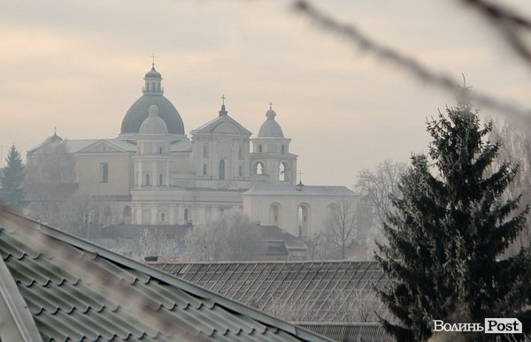 Передноворічний Луцьк убрався в іній. ФОТО