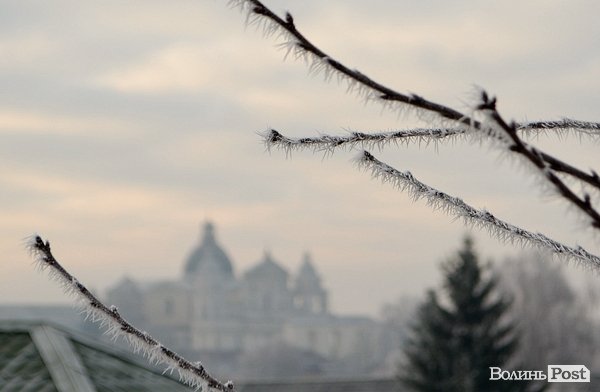 Передноворічний Луцьк убрався в іній. ФОТО