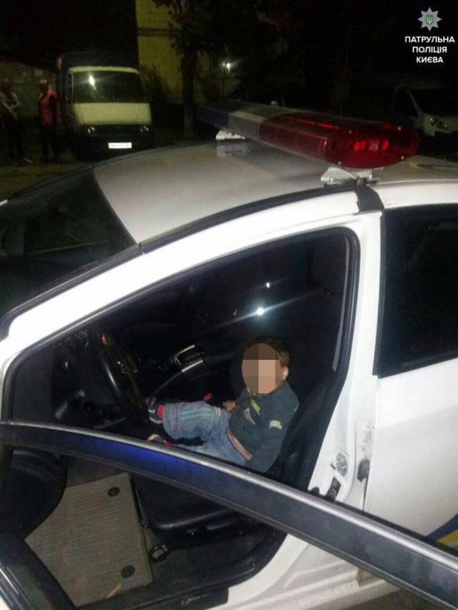 Патрульні підібрали 2-річну дитину, мати якої спала п’яна під лавкою