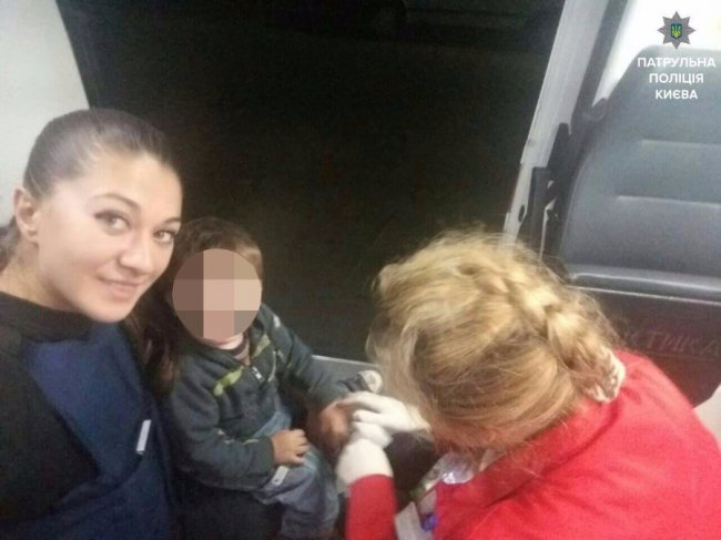 Патрульні підібрали 2-річну дитину, мати якої спала п’яна під лавкою