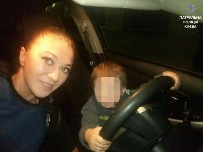 Патрульні підібрали 2-річну дитину, мати якої спала п’яна під лавкою