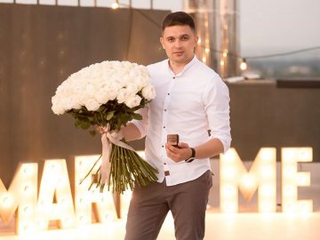 У Рівному хлопець оригінально освідчився коханій на даху багатоповерхівки. ФОТО