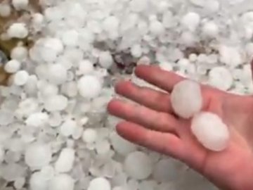 У Дніпрі випав величезний град і залило вулиці. ВІДЕО