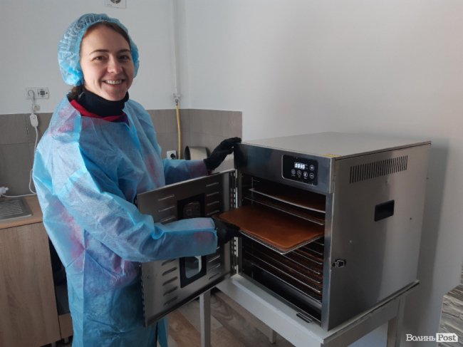 Депутатка Луцькради створює корисні солодощі, а весь прибуток спрямовує на армію. ФОТО 