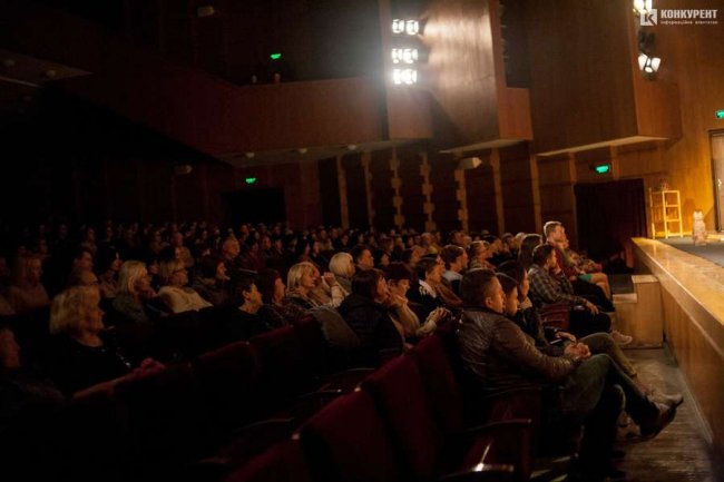 Жертовність та материнство: пенсіонери безкоштовно переглянули трагікомедію «Дитина в дарунок». ФОТО
