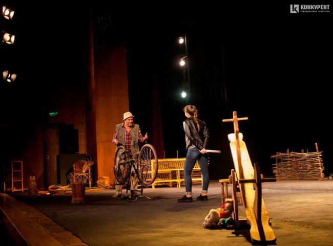 Жертовність та материнство: пенсіонери безкоштовно переглянули трагікомедію «Дитина в дарунок». ФОТО