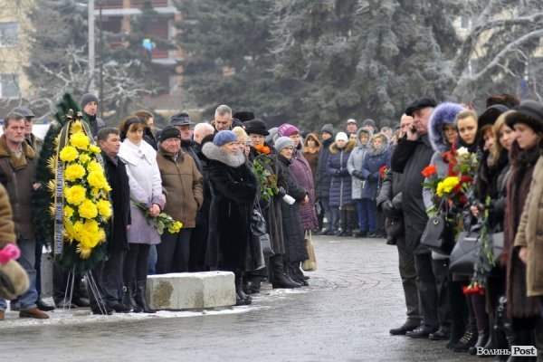 Фото прощання з міським головою Луцька Миколою Романюком