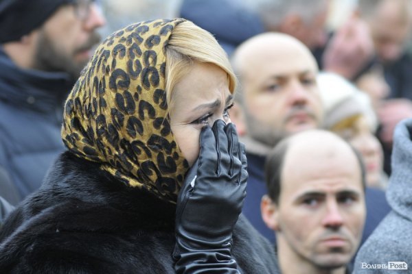 Фото прощання з міським головою Луцька Миколою Романюком