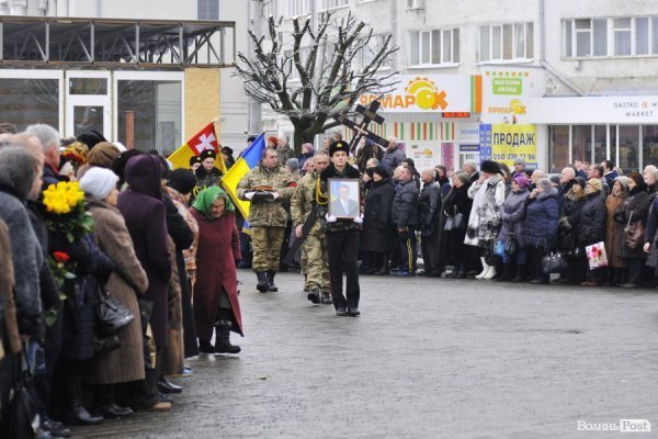 Фото прощання з міським головою Луцька Миколою Романюком