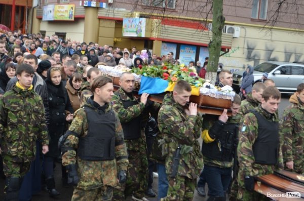 «Герої не вмирають!», – у Луцьку провели в останню путь майданівця. ФОТО. ВІДЕО