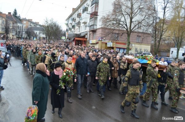 «Герої не вмирають!», – у Луцьку провели в останню путь майданівця. ФОТО. ВІДЕО