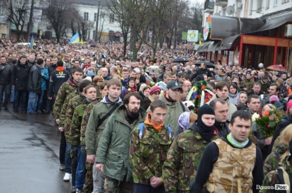 «Герої не вмирають!», – у Луцьку провели в останню путь майданівця. ФОТО. ВІДЕО