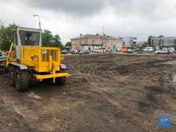 Нововолинці скаржаться на будтехніку, яка руйнує покриття на сусідній з будівництвом вулиці. ФОТО