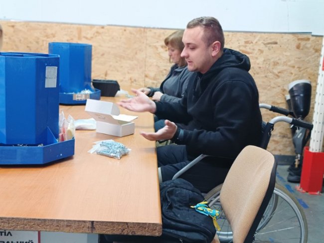 Волинянин після втрати ніг на війні та 20 операцій повернувся працювати на завод. ВІДЕО