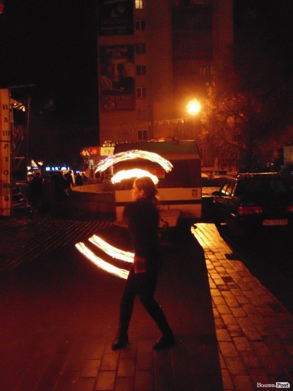 У Луцьку поєднали колядки і фаєр-шоу. ФОТО