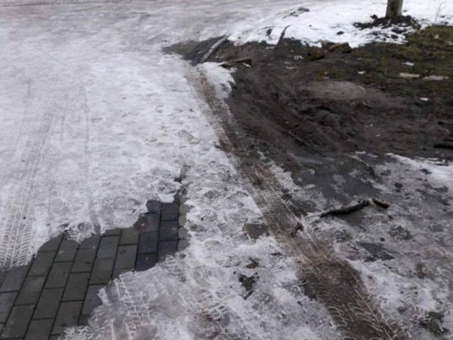 Автохами руйнують сквер у центрі Луцька. ФОТО