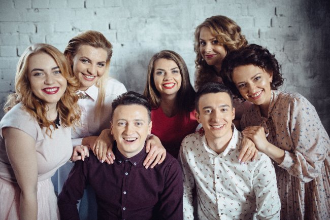 Луцькі телеведучі знялись у фотосесії в стилі «Friends». ФОТО