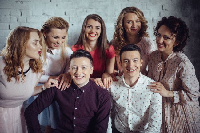 Луцькі телеведучі знялись у фотосесії в стилі «Friends». ФОТО