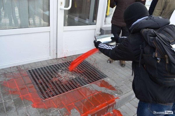 «Кров», міліція і сутичики: у Луцьку відвідали заклади регіоналів. ФОТО