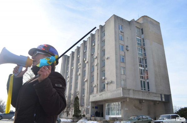 «Кров», міліція і сутичики: у Луцьку відвідали заклади регіоналів. ФОТО