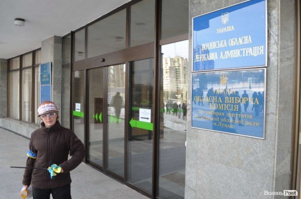 «Кров», міліція і сутичики: у Луцьку відвідали заклади регіоналів. ФОТО