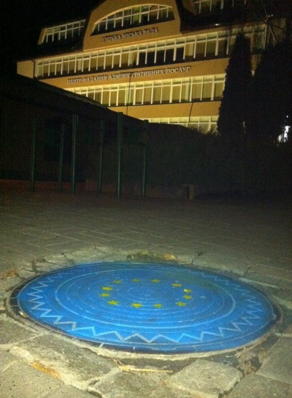 Луцькі люки стали прапорами Європи. ФОТО