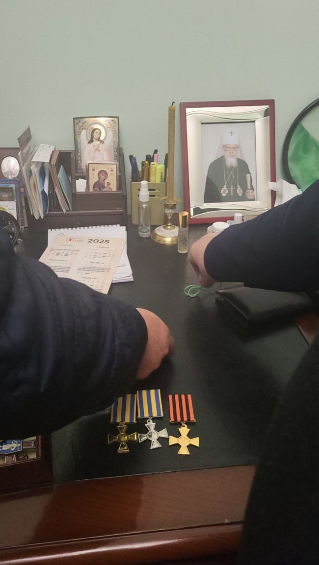 Двоголовий орел та георгіївські стрічки: в Успенському соборі у Володимирі знайшли російські символи