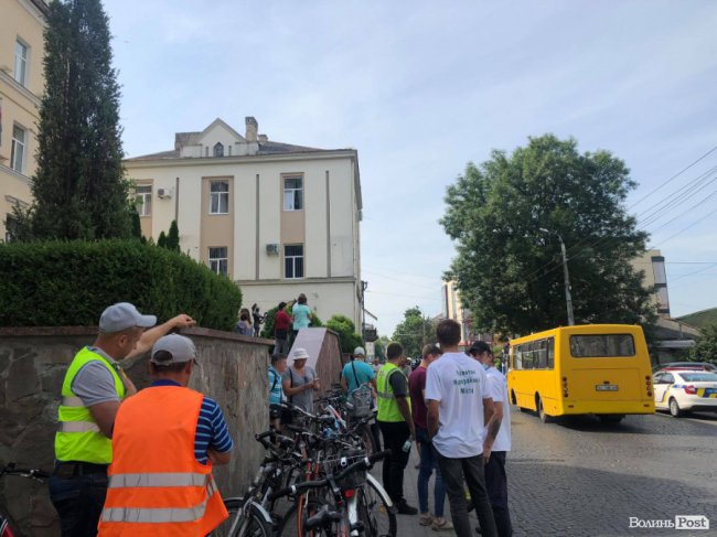 Мешканці Вишкова влаштували велоакцію під мерією на підтримку маршрутів №26 та 26а. ФОТО 