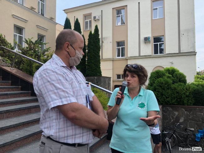 Мешканці Вишкова влаштували велоакцію під мерією на підтримку маршрутів №26 та 26а. ФОТО 