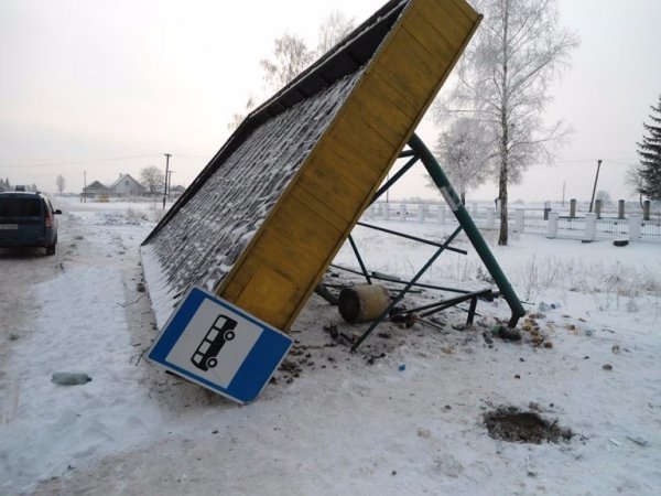 На Волині мікроавтобус зніс зупинку. ФОТО