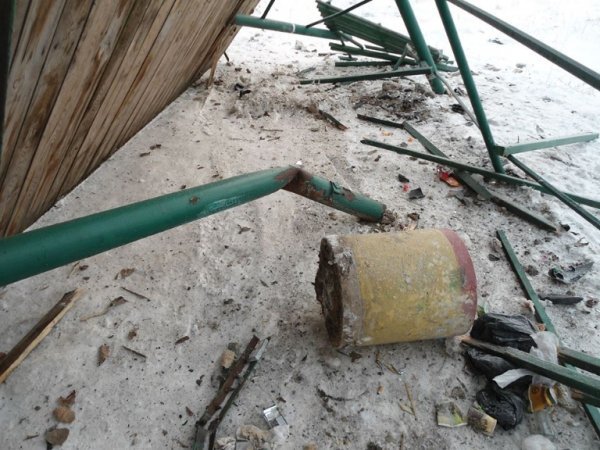 На Волині мікроавтобус зніс зупинку. ФОТО