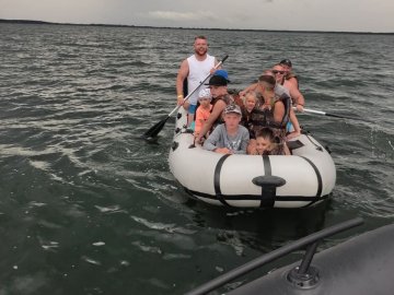 Опинилися  в негоду посеред Світязя: водолази доправили до берега 11 людей, серед них –  7 дітей