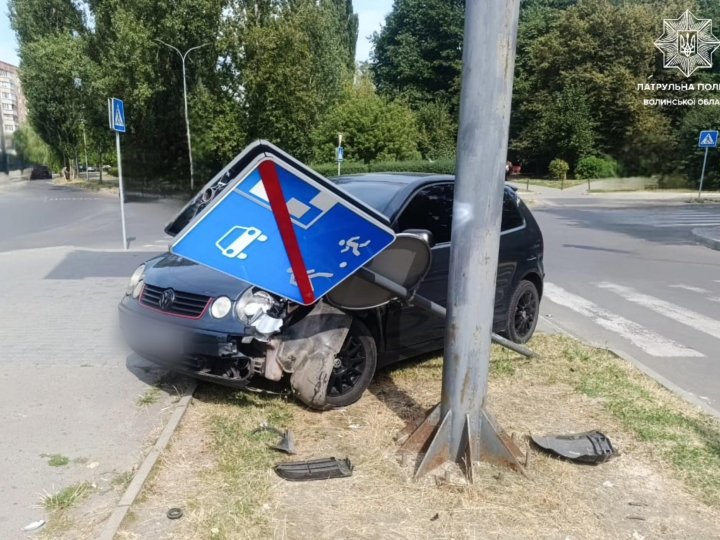 У Луцьку водій через неуважність зніс дорожній знак