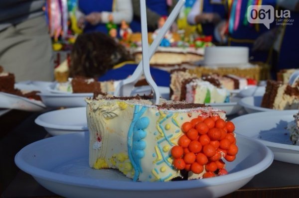 Мешканці Запоріжжя ледь не побилися через безкоштовний торт. ФОТО