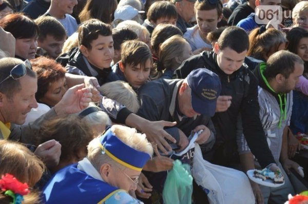 Мешканці Запоріжжя ледь не побилися через безкоштовний торт. ФОТО