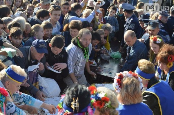 Мешканці Запоріжжя ледь не побилися через безкоштовний торт. ФОТО